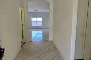 903 Coade Stone Dr, Seffner, FL 33584 - Photo 2