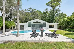 10030 59th Ave N, Saint Petersburg, FL 33708 - Photo 2