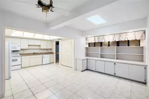 14225 Cypress Cir, Tampa, FL 33618 - Photo 12