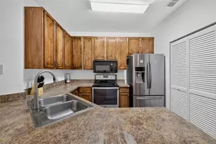 10103 Courtney Oaks Cir, Tampa, FL 33619 - Photo 8