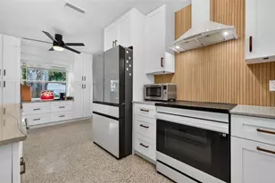 6677 Poinsettia Ave S, Saint Petersburg, FL 33707 - Photo 12
