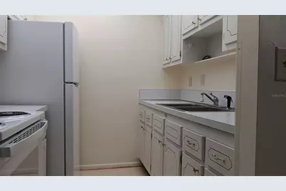 327 34th Avenue N #304, Saint Petersburg, FL 33704 - Photo 4
