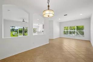 1810 Mira Lago Cir, Ruskin, FL 33570 - Photo 10