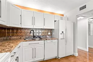 7700 Sun Island Dr S, South Pasadena, FL 33707 - Photo 12