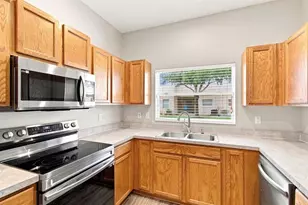 9904 Venetian River Way, Tampa, FL 33619 - Photo 6