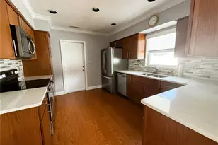 1048 40th Ave NE, Saint Petersburg, FL 33703 - Photo 10
