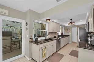 207 Amesbury Cir, Sun City Center, FL 33573 - Photo 14