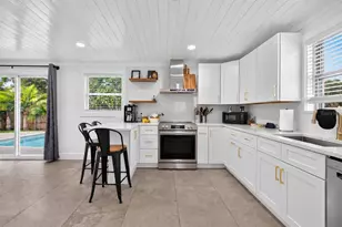 1689 Pennsylvania Ave NE, Saint Petersburg, FL 33703 - Photo 10