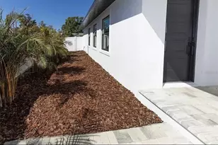 1834 19th St S, Saint Petersburg, FL 33712 - Photo 2