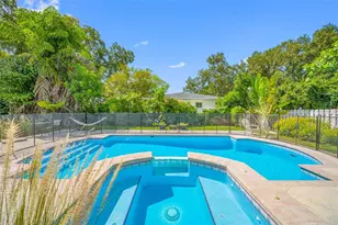 1225 11th St N, Saint Petersburg, FL 33705 - Photo 2