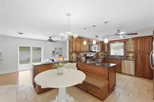 542 59th Way S, Saint Petersburg, FL 33707 - Photo 6