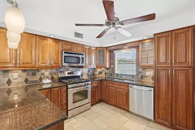 542 59th Way S, Saint Petersburg, FL 33707 - Photo 8