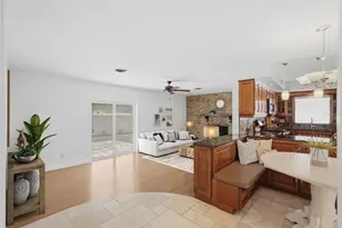 542 59th Way S, Saint Petersburg, FL 33707 - Photo 4