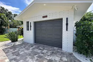 542 59th Way S, Saint Petersburg, FL 33707 - Photo 2