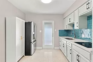 2002 1st St S, Saint Petersburg, FL 33705 - Photo 2