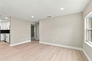 4216 N Sandalwood Cir, Tampa, FL 33617 - Photo 6