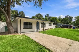 4216 N Sandalwood Cir, Tampa, FL 33617 - Photo 2