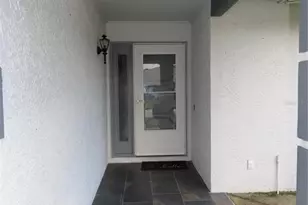 28524 Twinbrook Ln, Wesley Chapel, FL 33543 - Photo 2