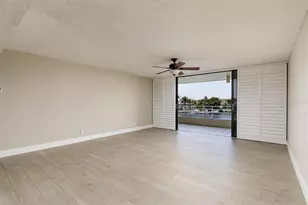 2775 Kipps Colony Dr S, Saint Petersburg, FL 33707 - Photo 18