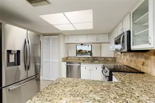 2775 Kipps Colony Dr S, Saint Petersburg, FL 33707 - Photo 8