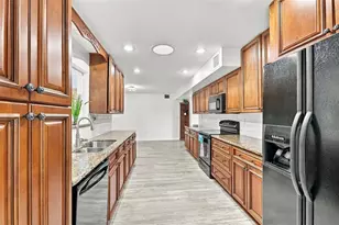 1810 Milford Cir, Sun City Center, FL 33573 - Photo 10