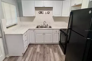 2318 4th St S, Saint Petersburg, FL 33705 - Photo 2