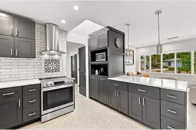 2440 S Shore Drive SE, Saint Petersburg, FL 33705 - Photo 10