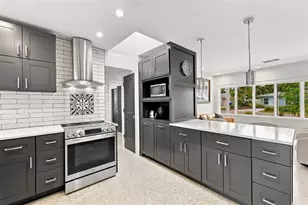 2440 S Shore Dr SE, Saint Petersburg, FL 33705 - Photo 10
