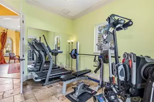 911 Jungle Ave N, Saint Petersburg, FL 33710 - Photo 8