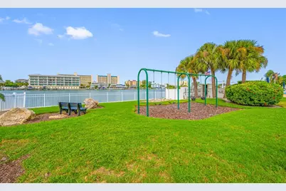 14921 Sovereign Drive, Largo, FL 33774 - Photo 32