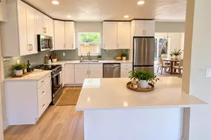 644 Manor Dr W, Dunedin, FL 34698 - Photo 2