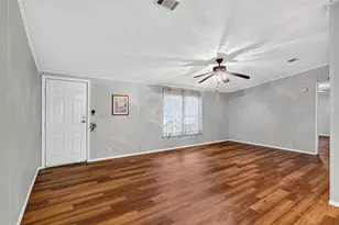 7305 Timber Crest Ln, Zephyrhills, FL 33540 - Photo 8