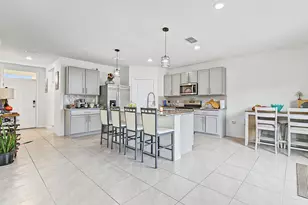 36013 Ellsworth Pl, Zephyrhills, FL 33541 - Photo 4