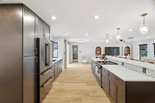330 Patica Rd NE, Saint Petersburg, FL 33702 - Photo 10