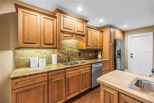 868 Glades Ct NE, Saint Petersburg, FL 33702 - Photo 6