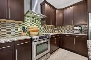 252 Valencia Cir, Saint Petersburg, FL 33716 - Photo 12