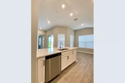 33879 Astoria Cir, Wesley Chapel, FL 33545 - Photo 10