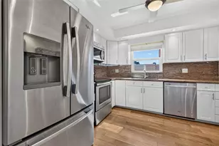 1120 N Shore Dr NE, Saint Petersburg, FL 33701 - Photo 4