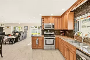 8747 Glen Lakes Blvd N, Saint Petersburg, FL 33702 - Photo 16