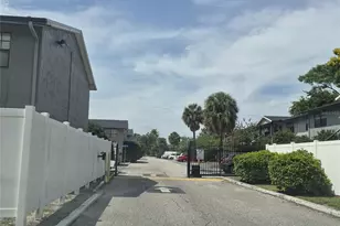 202 Poinsettia Pine Ct, Tampa, FL 33612 - Photo 2