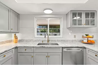 13810 Lake Village Place, Tampa, FL 33618 - Photo 12