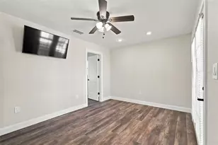 8135 Bayshore Dr, Treasure Island, FL 33706 - Photo 10