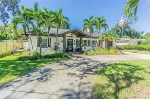 1362 Robinson Dr, Saint Petersburg, FL 33710 - Photo 2