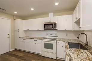 10429 La Mirage Ct, Tampa, FL 33615 - Photo 14