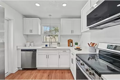 1834 New Hampshire Avenue NE, Saint Petersburg, FL 33703 - Photo 12