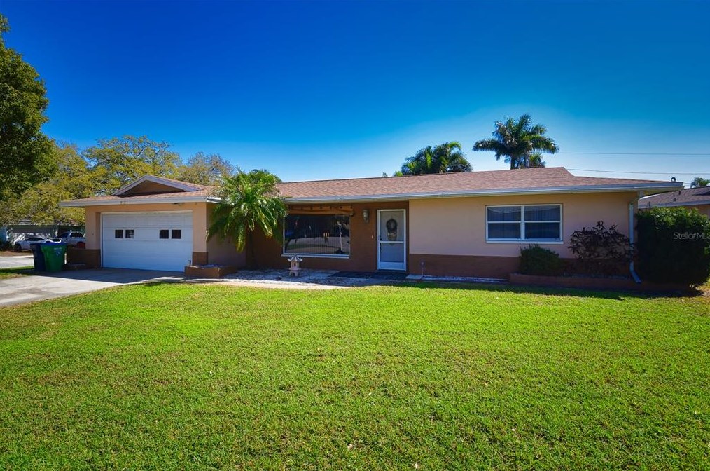 9127 Lynwood Dr, Largo, FL 33772-2818