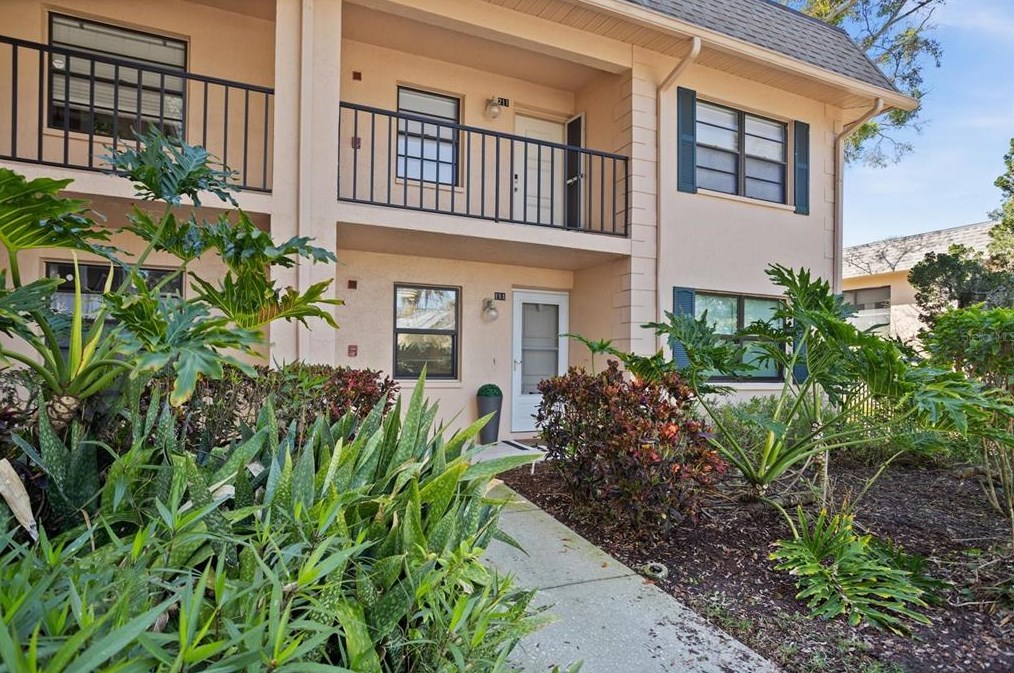 49 Center St, Tarpon Springs, FL 34689-3207