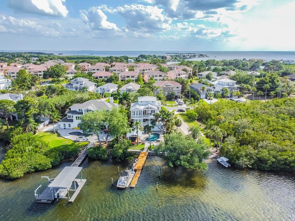 1542 Riverside Dr, Tarpon Springs, FL 34689-2024