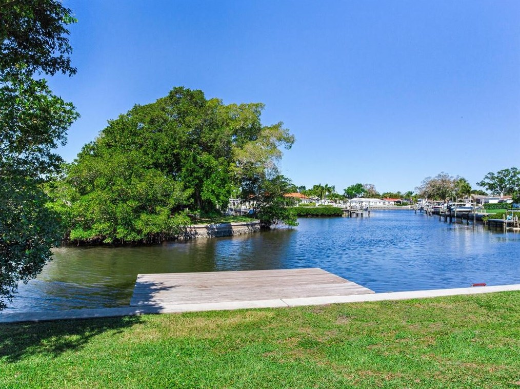 4692 Dover St, Saint Petersburg, FL 33703-4124