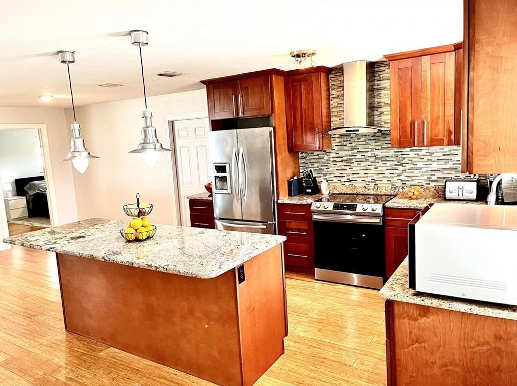 3297 Walnut St, Saint Petersburg, FL 33704-2350
